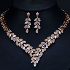 If you’re looking for a fine jewelry which looks sepecial,   precious stone please  consider cubic zirconia bridal jewelry. Dubai Gold Jewelry, Kawaii Charms, Wedding Necklace Set, Bridal Necklace Set, Gold Jewelry Sets, Bridal Fashion Jewelry, Golden Jewelry, Luxury Necklace, Bride Jewellery