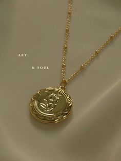 A vintage-inspired locket necklace with a fully functional locket to store little pictures of those close to your heart.

Gold base colour
14k Gold plating

Measurements. Length 52cm + 5cm extension. Gabi The Label, Gold Locket, Jewelry Lookbook, Gold Necklace Designs, Mein Style, Creative Jewelry, Girly Jewelry, Jewelry Inspo, Dream Jewelry