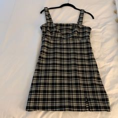 New With Tags Hollister Dress Size Small Plaid Sleeveless Mini Dress For Date Night, Sleeveless Plaid Mini Dress For Date Night, Plaid Mini Dress With Lining, Plaid Lined Mini Dress, Plaid Lined Mini Length Dress, Lined Plaid Mini Dress, Chic Plaid Dress For Night Out, Spring Plaid Dress For Night Out, Plaid Dress For Night Out In Spring