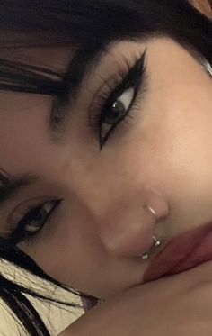 Emo Smudged Eyeliner, Grunge Black Makeup, Sharp Black Eyeliner, Classy Grunge Makeup, Dark Makeup Looks Brown Eyes, Edgy Eye Makeup Grunge, Grunge Makeup No Eyeliner, False Lash Makeup Looks, Black Homecoming Makeup Looks