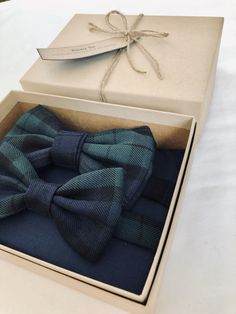 Father son tartan bow tie gift set, the perfect pressie for Christmas, or Father’s Day! Handmade abs packaged in a gift box. Made using tartan wool in navy blue and deep forest green. #giftsforhim #giftsfornewdads #christmasgifts #mensbowties Father Sday, Tartan Bow Tie, Tartan Tie, Christmas Father, Party Headband, Blue Tartan, Christmas Gift Sets