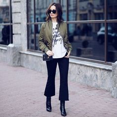 Casual Chique, Cropped Flare Jeans, Ponte Pants, Jacket Outfit, Anorak Jacket, Cropped Flares, Style Guide, Green Jacket