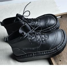 Gender: Women Type: Boots Main Materials: Cowhide Inner: Canvas Sole: Rubber Type of Closure: Lace-up Style: Daily. Casual Season: Spring. Autumn Heel Height: 4cm Boots For Summer, 90s Accessories, Crop Top With Jeans, 90s Hip Hop Fashion, Outfits 90s, Halter Top Dresses, Y2k Grunge, Vintage Grunge, Looks Black