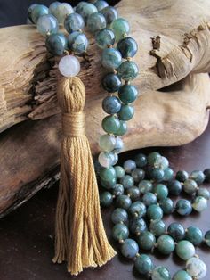 Bracelets Business, Mala Ideas, Snow Quartz, Diy Jewelry Rings, Mala Jewelry, Yoga Mala, Mala Bead Necklace, Mala Meditation, Meditation Beads