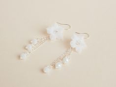 Boucles d'oreilles mariage composées d'une attache argentée, d'une fleur d'argile sertie d'une perle de verre transparente, de 3 perles à facettes transparentes et de 3 perles à facettes blanches irisées. Tous les articles Atelier Quatrepoint sont réalisés à la main, dans mon atelier. Pour toute demande de modification (longueur, couleur, etc) n'hésitez pas à me contacter avant votre commande. Ces boucles peuvent être reportées après votre mariage, par exemple avec une veste ou un chemisier. Dél White Pearl Drop Clip-on Earrings For Wedding, Elegant Pearl White Jewelry With 3d Flowers, Elegant Pearl White Flower Earrings With 3d Details, Dainty Silver Flower Earrings For Party, Silver Dainty Flower Earrings For Party, White 3d Flower Formal Earrings, Formal White Earrings With 3d Flowers, Delicate Silver Flower Earrings, Silver Pearl Wedding Earrings