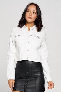 Your seasonal outfits will be envied when you complete your look with our chic white "Brooklyn Denim Jacket" featuring a collared neckline, two accent chest pockets with flap closures, long sleeves with fitted cuffs that can be rolled, and a relaxed button up silhouette that falls into a straight cropped hemline! You can style this trendy piece with a camisole, bodysuit, or summer dress underneath or you can layer it over a fall blouse to add some edginess to your pristine transitional style! Kn Trendy Collared Denim Jacket With Flap Pockets, White Button-up Denim Jacket For Day Out, Spring Denim Jacket With Lapel Collar And Flap Pockets, Classic Collared Spring Denim Jacket, Button-up Cropped Jacket With Pockets For Day Out, Fitted Denim Jacket With Buttoned Pockets And Collar, Chic Collared Cotton Denim Jacket, Chic Single-breasted Long Sleeve Denim Jacket, Chic Long Sleeve Single Breasted Denim Jacket