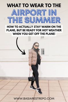 a woman standing in front of a white wall with the words, what to wear to the airport in the summer how to actually stay warm