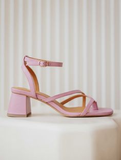 Ginnie Pink Haze - Mid-heeled in-beetween-fingers sandals in pink leather Small High Heels, Pink Platform Heels, Boots Leopard, Color Block Heels, Pink Platforms, Colorful Heels, Wedge Loafers, Platform Clogs, Pink Sandals