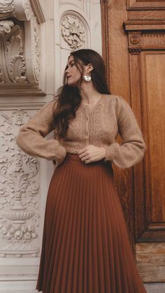 Dino Skirt, Casual Teacher Outfits, Sarah Butler, Brown Pleated Skirt, Rok Outfit, Skirt Styles, Dress Skirts, Fotografi Digital, Moda Chic