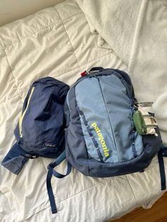 Patagonia Bag, 대학생 스타일, Patagonia Backpack, Patagonia Bags, School Bag Essentials, Aesthetic Backpack, Granola Girl, Pretty Bags, Essential Bag