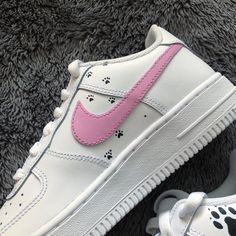 Experience the quality and comfort of the iconic Nike Air Force 1 shoe with this custom Pink Cat design. Constructed with durable materials and cushioning foam sole to ensure all-day wearability, these shoes bring the perfect balance of design and practicality. Enjoy a customized look that celebrates your unique style. Exactly as shown in the pictures. 📷 Brand New & Authentic. 💯 Hand Painted with attention to detail. 👨‍🎨 Waterproof and Flexible. ❤️ Unisex model. Please refer to the Size Char Modern Custom Sneakers With Fade-resistant Round Toe, Comfortable Custom Sneakers With Round Toe For Sports, Comfortable Custom White Leather Sneakers, Comfortable White Leather Custom Sneakers, White Leather Custom Comfortable Sneakers, White Low-top Custom Sneakers With Fade Resistance, Modern Synthetic Custom Sneakers With Round Toe, Comfortable Custom Sneakers With Cushioned Footbed, Nike Air Force 1 With Speckled Midsole