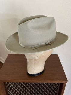 For your consideration Original vintage mid 1960s era Stetson 3x Beaver Silverbelly Open Road cowboy western hat Grosgrain headband Brown leather sweatband Wind Cord Marked size 7 1/8 Long Oval Color: Silverbelly Made in USA Clear plastic tip liner United Hatters Milliners Union Stamp on back of size tag Original owner styled Fort Worth creases on front and back of crown Great hat in pre-owned condition that's relatively clean for its age .. shows faint patina'd soiling spot on inner liner .. ma Hat Fedora, Stetson Hat, Western Hat, Western Rodeo, Mannequin Heads, Western Hats, Cowboy Western, Open Road, Western Cowboy