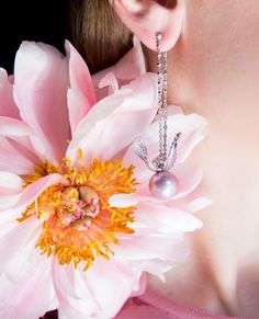 Long pearl drop earrings for wedding jewelry inspiration from London jewelry brand MING Jewellery. Discover more dainty jewels like these lavender pearl earrings on GEMOLOGUE! #pearlearrings #bridaljewelry #dropearrings #weddingjewelry London Jewelry, Earrings For Wedding, Pink Pearls, Jewelry Bracelets Gold, Tourmaline Bracelet