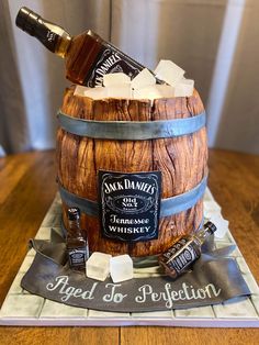 A marble cake wrapped in wood grain fondant, with a real bottle of Jack Daniel�’s on top. The cake board and ribbon are fondant as well, and the label is edible! Jack Daniels Torte, Whiskey Barrel Cake, Whisky Cake, Jack Daniels Cake, Birthday Beer Cake, Alcohol Cake, Barrel Cake, Whiskey Cake, Bottle Cake