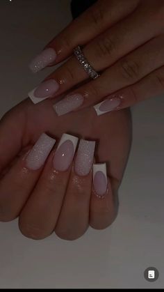 Cute White Birthday Nails, Nails For First Communion, White Square Nails With Glitter, Nails For 15 Birthday, Birthday Glitter Nails, 14th Birthday Nails, Simple Baddie Nail Ideas, Bridesmaid Nails Pink, 15th Birthday Nails