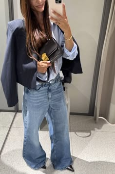 Effortless Jeans Outfit, Belgian Street Style, Baggy Jeans Pointy Heels, Cool Office Outfits Women, Jeans And Flats Outfit, Jeans Business Casual Outfits, 90s Straight Leg Jeans Outfit, Blazer Going Out Outfit, Work Fall Outfits Women