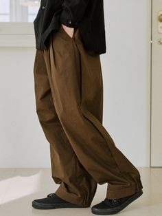 Editor's NotesMalen's comfy and casual pants feature a wide balloon-fit silhouette with a comfy feeling.- Elastic band at the waist for easy movement- Balloon fit- Relaxed silhouette- Drawstring at the waist- Casual and comfy itemMeasurements(in.)1/2/3- Waist: 12.99-17.71 / 12.99-17.71 / 12.99-17.71 in.- Front rise: 13.58 / 13.58 / 13.58 in.- Thigh: 15.55 / 15.55 / 15.55 in.- Hem: 8.66 / 8.66 / 8.66 in.- Total length: 38.18 / 40.15 / 42.12 in.Model infoMan - Height: 5'97 Fitt Baggy Brown Tapered Leg Bottoms, Baggy Brown Bottoms With Tapered Leg, Brown Baggy Tapered Leg Bottoms, Brown Baggy Tapered Leg Harem Pants, Khaki Relaxed Fit Harem Pants For Fall, Casual Brown Harem Pants With Pockets, Brown Cotton Parachute Pants For Fall, Fall Brown Cotton Parachute Pants, Brown Relaxed Fit Harem Pants With Tapered Leg