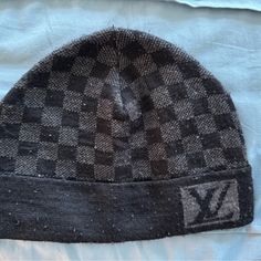 Lv Beanie O/S Louis Vuitton Beanie, Lv Beanie, Louis Vuitton Black, Louis Vuitton Accessories, Black Gray, Accessories Hats, Black And Grey, Mens Accessories, Louis Vuitton