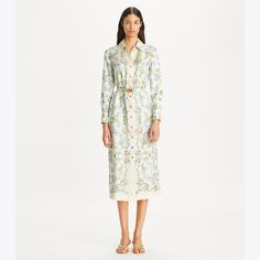 The printed shirtdress is made of silk twill with an easy fit and nipped waist. Feminine. Effortless. Easy to dress up or down. Fleece Quilt, Tory Burch Dress, Silk Twill, Printed Silk, Wool Dress, Shirtdress, Ladies Dress Design, Quilted Jacket, Jersey Dress