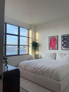 Cozy New York Apartment Bedroom, Bright Minimalist Bedroom, Cute Bedroom Ideas Simple, Paige Lorenze Bedroom, High Rise Apartment Bedroom, City Bedroom Ideas, Cool Apartment Aesthetic, Colourful Bedroom Aesthetic, Nyc Bedroom Ideas