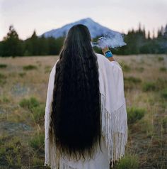 The Supernatural Reason Native Americans Kept Their Hair Long | Spirit Science Native American Hair, Lynn Johnson, Native American Symbols, Native American Quotes, The Secret Garden, Native American History, Female Photographers, Native American Culture, American Heritage