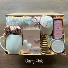 Cozy, personalized gift boxes for women, ideal for birthdays and thank-you gifts. Hygge Box, Retreat Gifts, Gift Box For Her, Hygge Gifts, Cute Gifts For Friends, Diy Birthday Gifts For Friends, Gift Box Ideas, Gift Box Design, Personalised Gift Boxes