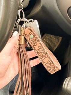 This tooled leather keychain is the perfect western accessory to keep track of your keys & make a statement, all at the same time. This keychain is handcrafted from scratch & tooled with care. It is finished with a silver rivet & stainless steel keyring. Due to the handmade nature of this item, the actual product may vary from the photo. All keychains are made to order, so they will be unique. Western Keychain Ideas, Western Wishlist, Western Keychains, Tooled Leather Keychain, Western Keychain, Wrangler Car, Sterling Trucks, Western Car, Cowgirl Accessories