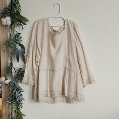 Nwt Cream/Off White Size Xs Flowy Blouse Spring Daywear Tunic Tops, Spring Tunic Tops For Daywear, Spring Daywear Tunic Blouse, Spring Tunic Blouse For Daywear, Long Sleeve Tops For Daytime In Fall, Flowy Tunic Tops For Daywear, Cream Long Sleeve Flowy Top, Spring Tunic Tops For Brunch, Spring Tunic Tops For A Day Out