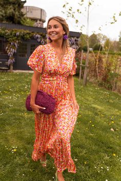 Orange floral maxi dress that features a v-neckline, short sleeves and shiny lurex within the fabric! This dress offers a flowy fit, a cinched in feature on the lower bust, elastic on the back and does not offer lining but is not sheer. Style this dress up or down all spring-summer long. Our models also wear the Purple Alonsa Bag. Sizes: S-M / M-L S-M: Length 51.18 in - Width 13.39 in M-L: Length 52.36 in - Width 14.17 in 100 % polyester Washing: handwash Orange Floral Print Maxi Dress For Day Out, Summer Orange Floral Print Maxi Dress, Outfit Ideas Party, Flowy Orange Floral Print Dress, Orange Floral Print Long Sleeve Maxi Dress, Vibrant Red Floral Print Maxi Dress, Flowy Dress Short, Flowy Floral Dress, Short Maxi Dress