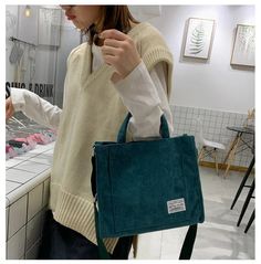 ✅ Minimalist style ✅ Great for everyday life ✅ Perfect gift Material: Corduroy Square Handbag, Vintage Messenger Bag, Handbags Casual, Tote Bag Black, Luxury Designer Handbags, Cross Bag, Student Fashion, Canvas Handbags, Casual Tote