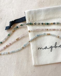 Collier en perles de pierres précieuses collier ras de cou - Etsy France Beaded Necklace Packaging, Gemstone Beaded Jewelry, Beaded Necklace Outfit, Moss Agate Necklace, Gemstone Choker Necklace, Necklace Packaging, Gemstone Choker, Basic Jewelry, Aquamarine Necklace