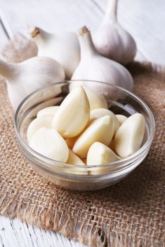 garlic in a glass bowl on a burlap cloth