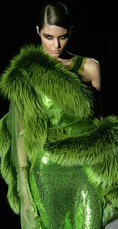 green Detail Couture, Green Fur, Verde Smeraldo, Fabulous Furs, Green Collection, Simple Green, Fur Fashion, World Of Color, Green Fashion