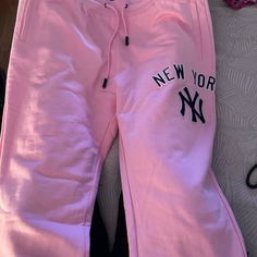 Pink Ny Yankees - Never Worn With Tags Pink Sweatpants Outfit, Unrealistic Wishlist, Cute Sweatpants, Pink Sweats, Ice Spice, Pink Sweatpants, Sweatpants Outfit, Cute Lazy Day Outfits, Lazy Day Outfits