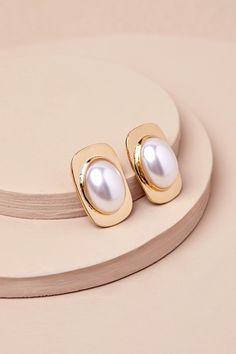 Timeless and attention-worthy, the Lulus Stunning Muse Gold Pearl Statement Earrings will be the perfect finishing touch to any outfit! These shiny, gold-toned metal earrings have a chic, vintage-inspired design with a rectangular silhouette and an oversized, glowing faux pearl that sits at the center. Post backs. Earring Measure 1. 25" Long And 0. 75" Wide. 85% Brass, 15% Acrylic Pearl. Imported. Lulus | Stunning Muse Gold Pearl Statement Earrings. Classic Gold Metal Pearl Earrings, Chic Gold Clip-on Pearl Earrings, Chic Gold Clip-on Earrings For Anniversary, Gold Metal Pearl Earrings For Anniversary, Classic Gold Pearl Earrings For Party, Pearl Statement Earrings, Pearl Vintage, Vintage Inspired Design, Chic Vintage