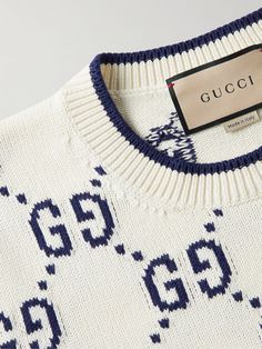 This sweater is jacquard-knitted in Gucci's signature 'GG' motif, which was created for founder Guccio Gucci in the 1930s. It's been made in Italy from cotton and tipped along the ribbed trims to match the pattern. Chanel Jeans, Balenciaga Shirt, Gucci Collection, Gucci Sweater, Guccio Gucci, Knit Logo, Gucci Outfits, Logo Knit, Gucci Logo