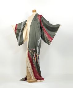 Pure silk homongi-style kimono (a tsukesage kimono is where the patterning stops at the seams,  while a homongi kimono has patterning that spans over the seams of the kimono) with lining. A very beautiful and elegant piece, the fabric has bamboo leaf patterns by embroidery. Tie-dying techniques called "Oke-dashi-shibori'' and "kanoko-shibori'' are also applied. The floral and wave patterns are printed in gold color here and there, giving it an elegant yet gorgeous look. There is a slight stain o Japanese Kimono Pattern, Formal Kimono, Bamboo Leaf, Kimono Japanese, Kimono Outfit, Leaf Patterns, Kimono Pattern, Dress Robes, Wave Pattern