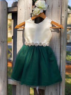 Wedding Robes Bridesmaids Silk, Emerald Green Wedding Theme, Green Tulle Skirt, Elegant Flower Girl Dress, Pola Lengan, Green Themed Wedding, Emerald Green Weddings