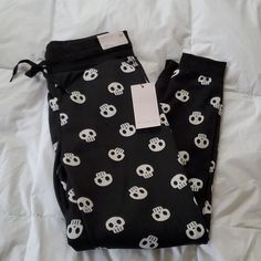 Brand New With Tags. Women's Size Medium Skull Joggers/Pajama/Lounge Pants. Fuzzy On The Inside. Grunge Pajama Pants, Casual Black Pants With Skull Print, Goth Sweatpants, Halloween Sweatpants, Skull Headphones, Fuzzy Pajama Pants, Physical Manifestation, Goth Clothes, Goth Shoes