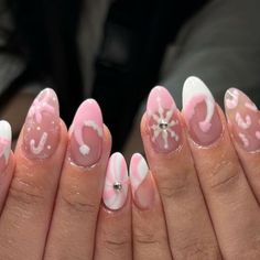 Nail Into Christmas, Preppy Nail Ideas Christmas, Pink Nail Designs Christmas, Cute Nail Inspo Almond Shape, Pink Bow Christmas Nails, Pink Christmas Almond Nails, Christmas Nails Chic, Christmas Nails Summer, Xmas Pink Nails