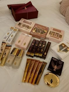 Charlotte Tilbury Makeup Aesthetic, Charlotte Tilbury Aesthetic, Sephora Kids, Makeup Flat Lay, Tilbury Makeup, Aesthetic Instagram Accounts, Business Makeup, Flatlay Makeup