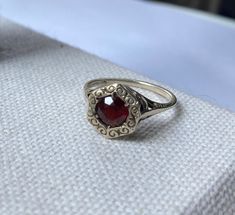 Sterling silver vintage ring with round red stone and flower detailing on band Silver Rings Vintage, Garnet Ring Silver, Red Stone Ring, Red Ring, Diy Jewelry Unique, Silver Rings With Stones, Magical Jewelry, Sterling Silver Rings Bands, Jewelry Lookbook