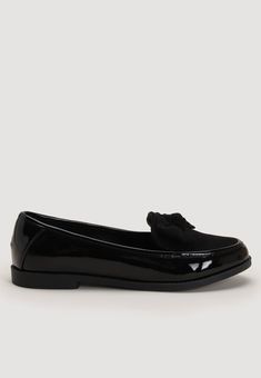 Update your footwear collection with these stylish slip-on loafers. In black patent finish with a round toe with a soft matte front with a gorgeous bow detail, these are a great shoe to add to almost any outfit for a smart casual look! College Shoes, Smart Casual Look, Shoes For School, Loafers Outfit, Sixth Form, Footwear Collection, School Shoes, Plain Black, Bow Detail