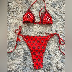 Never Worn Trendy Red Swimwear For Poolside, Red Trendy Swimwear For Vacation, Trendy Red Swimwear For The Pool, Trendy Red Swimwear For Vacation, Red Holiday Beachwear Swimwear, Red Beachwear For Holiday, Red Swimwear For Summer Holiday, Trendy Red Swimwear For Beach Season, Red Stretch Festival Swimwear