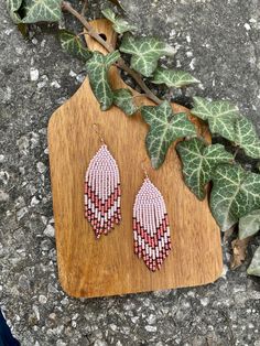 Salmon and stone color pastel earrings/Short Dangle earrings/Boho Beaded Earrings/Small Tassel earrings, Feather earrings, Ombre earrings ♥𝑇ℎ𝑒 𝑝𝑎𝑡𝑡𝑒𝑟𝑛 𝑜𝑓 𝑡ℎ𝑖𝑠 𝑒𝑎𝑟𝑟𝑖𝑛𝑔 𝑖𝑠 𝑐𝑟𝑒𝑎𝑡𝑒𝑑 𝑏𝑦 𝐾𝑎𝑍𝑒𝐵𝑒𝑎𝑑𝐽𝑒𝑤𝑒𝑙𝑟𝑦 ♥𝑀𝑎𝑑𝑒 𝑢𝑠𝑖𝑛𝑔 𝑓𝑟𝑒𝑒ℎ𝑎𝑛𝑑 𝑏𝑒𝑎𝑑𝑖𝑛𝑔 𝑤𝑜𝑣𝑒𝑛 𝑡𝑒𝑐ℎ𝑛𝑖𝑞𝑢𝑒𝑠 𝑤𝑖𝑡ℎ 𝑠𝑡𝑟𝑜𝑛𝑔 𝑠𝑦𝑛𝑡ℎ𝑒𝑡𝑖𝑐 𝑡ℎ𝑟𝑒𝑎𝑑. ♥𝑇ℎ𝑒 𝑠𝑖𝑧𝑒 𝑜𝑓 𝑡ℎ𝑒 𝑠𝑒𝑒𝑑 𝑏𝑒𝑎𝑑𝑠 𝑢𝑠𝑒𝑑 𝑖𝑠 2 𝑚𝑖𝑙𝑙𝑖𝑚𝑒𝑡𝑒𝑟𝑠 𝑎𝑛𝑑 𝑏𝑒𝑎𝑑𝑠 𝑎𝑟𝑒 ℎ𝑖𝑔ℎ 𝑞𝑢𝑎𝑙𝑖𝑓𝑖𝑒𝑑. ♥𝐴𝑙𝑙 𝑡ℎ𝑒 ℎ𝑜𝑜𝑘𝑠 𝑢𝑠𝑒𝑑 𝑖𝑛 𝑜𝑢𝑟 𝑗𝑒𝑤𝑒𝑙𝑟𝑦 𝑎𝑟𝑒 24 𝑘 𝑔𝑜𝑙𝑑 𝑝𝑙𝑎𝑡𝑒𝑑 𝑎𝑛𝑑 ℎ𝑦𝑝𝑜𝑎𝑙𝑙𝑒𝑟𝑔𝑒𝑛𝑖𝑐. ♥𝑇ℎ𝑒𝑠𝑒 𝑎𝑟𝑒 𝑣𝑒𝑟𝑦 𝑙𝑖𝑔ℎ𝑡 𝑒𝑎𝑟𝑟𝑖𝑛𝑔𝑠 𝑡ℎ𝑎𝑡 𝑦𝑜𝑢 𝑐𝑎𝑛 𝑤𝑒𝑎𝑟 𝑎𝑙𝑙 𝑑𝑎𝑦 𝑤𝑖𝑡ℎ𝑜𝑢𝑡 ℎ𝑢𝑟𝑡𝑖𝑛𝑔 𝑦𝑜𝑢𝑟 𝑒𝑎𝑟! The only Pink Bohemian Tassel Dangle Earrings, Pink Bohemian Drop Tassel Earrings, Pink Bohemian Tassel Drop Earrings, Pink Bohemian Drop Earrings, Bohemian Pink Drop Earrings, Pink Bohemian Tassel Earrings, Handmade Pink Chandelier Earrings For Festivals, Pink Handmade Chandelier Earrings For Festivals, Bohemian Pink Earrings For Pierced Ears