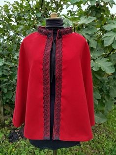 Hello and welcome to the CAPE DIEM store. I am a seamstress with over 30 years of experience. I specialize in the making of capes and medieval style clothing. ARTICLE DESCRIPTION.Red cape  with black lace. Ties at the neck with a small tie. Can be worn over a coat, jacket or sweater. More original than a coat. Perfect for the chilly weather! It can also be integrated into a medieval, steampunk, Victorian, gothic, fantasy etc. costume. It is made in a high quality fabric  that perfectly imitates Cosplay Cape, Medieval Steampunk, Steampunk Victorian, Red Cape, Medieval Style, Medieval Fashion, Chilly Weather, Victorian Gothic, Polar Fleece