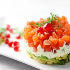 there is a small appetizer with carrots and other toppings on it