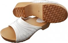 Health clogs, women's clogs with open fingers. The upper is made of natural grain leather. Wooden sole, padded with non-slip soles. A model that fits a typical foot width. Classic, standard numbering. The thickness of the soles under the fingers is 2 cm Height of the bottom under the heel 4.5 cm Women's clogs slippers Polish production. The top is made entirely of natural leather. The edge of the upper is lined with a soft trim, which gives them comfort and convenience (it does not put pressure Womens Clogs And Mules, Eco Materials, White Mules, Swedish Clogs, Clogs And Mules, Wooden Clogs, Clog Slippers, Women's Clogs, Clog Sandals