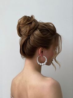 Elizabethan Hairstyles, Women's Mohawk, Hairstyles Buns, High Bun Hair, High Bun Hairstyles, Braids Pictures, Guest Hair, Elegant Wedding Hair