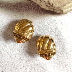 Clip-on earrings Material: gold and aged gold metal Width: 2.00cm (0.79") Height: 2.70cm (1.06") Logo engraved on the back of the earrings. All our items are vintage and are from Sphinx, a reputable English company that closed its doors in the early 2000s and if they look new to you, it's because they come from an unsold stock so never worn but nonetheless vintage. Founded in 1948, the Sphinx company was a British manufacturer, famous for its excellent quality costume jewellery. In addition to t The Sphinx, Early 2000s, Kenneth Jay Lane, Marks And Spencer, Clip On Earrings, Favorite Jewelry, Neiman Marcus, Gold Metal, Etsy Accessories